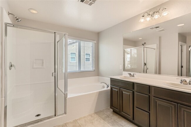 Building Photo - 3 Bedroom Home in a Gated Community! North...
