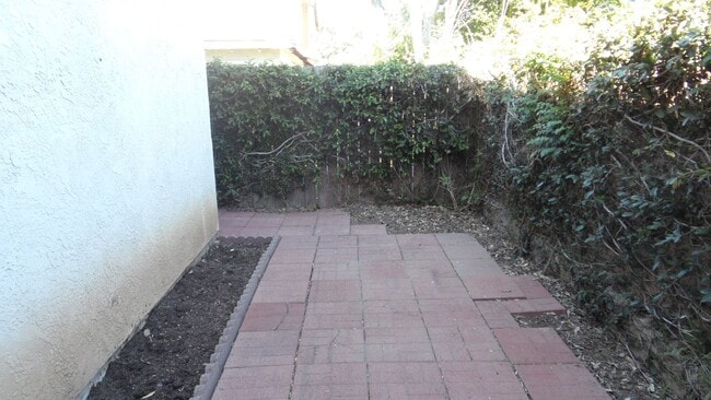 Building Photo - Clark 157-161