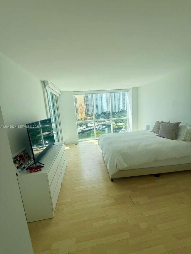 Building Photo - 16400 Collins Ave