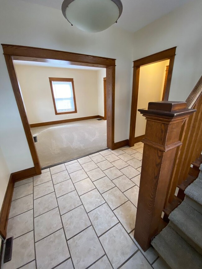 Building Photo - 3 Bedroom, 1.5 Bath Single Family Home Available Now!