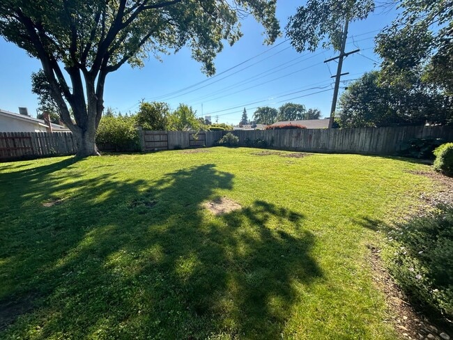 Building Photo - 670 Northwood Dr