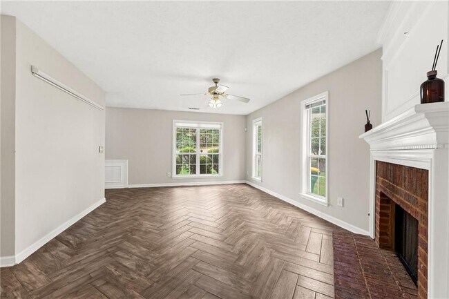 Building Photo - 370 Manor Glen Dr