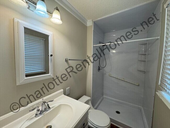 Building Photo - Charming 3-Bed, 2-Bath Home in Charlotte