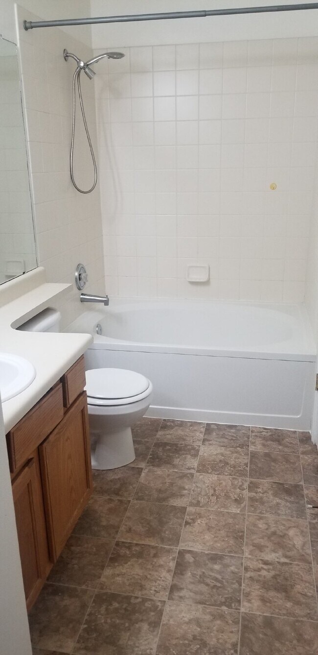 Building Photo - Great location close to shopping, gyms and entertainment.