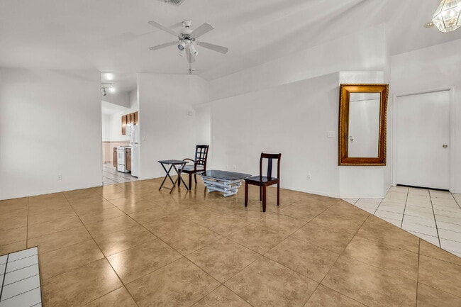 Building Photo - "Charming 3-Bed Oasis with 2 Full Baths in Las Vegas – 1,289 Sq Ft of Comfort!"