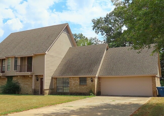 Building Photo - Remodeled in 2024! Gorgeous 3 Bdrm., 2 Bath Duplex in Whitehouse ISD!