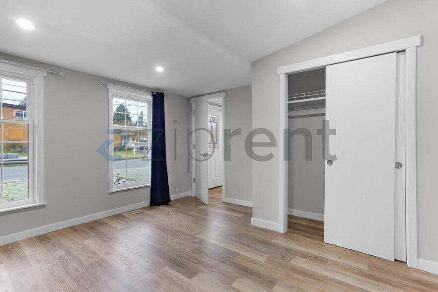 Building Photo - 1020 151st Ave SE