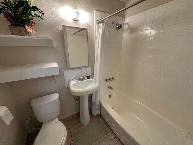 Building Photo - 317-323 S 26th St