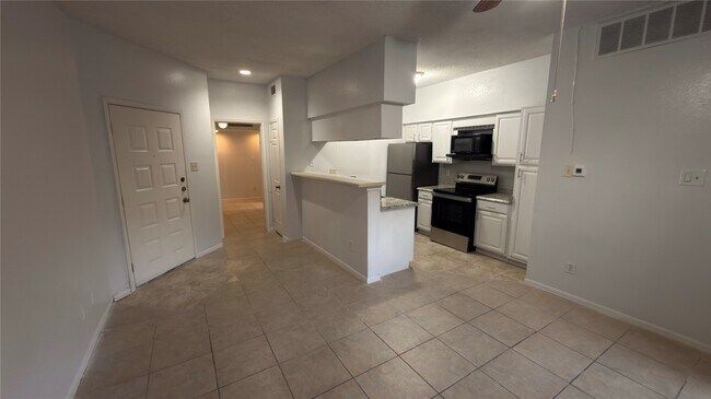 Building Photo - 10855 Meadowglen Ln