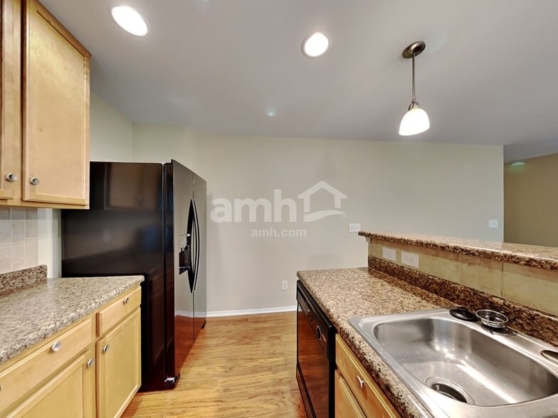 Building Photo - 252 Rowan Dr