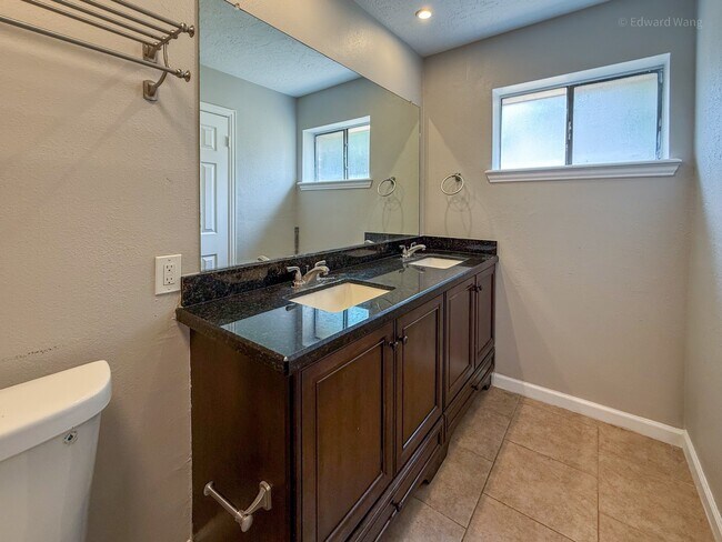 Building Photo - 530 Belwin Dr