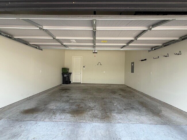 Building Photo - "Charming 3-Bed Oasis with 2.5 Baths in Prime Houston Locale – Discover Your New Home on Haring Ln!"
