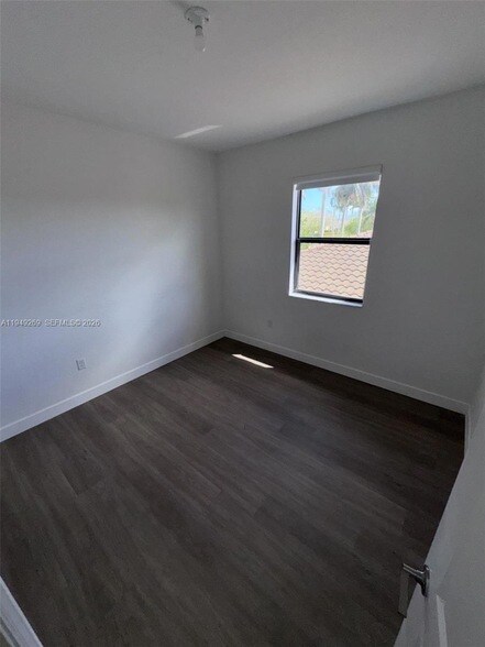 Building Photo - 157 NE 27th Terrace