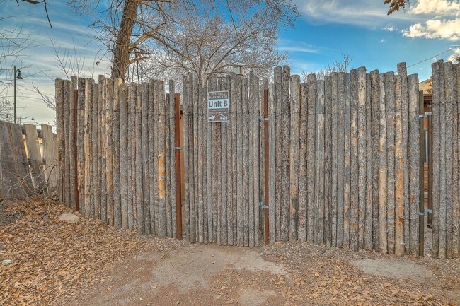 Building Photo - Quaint Studio in Prime Location