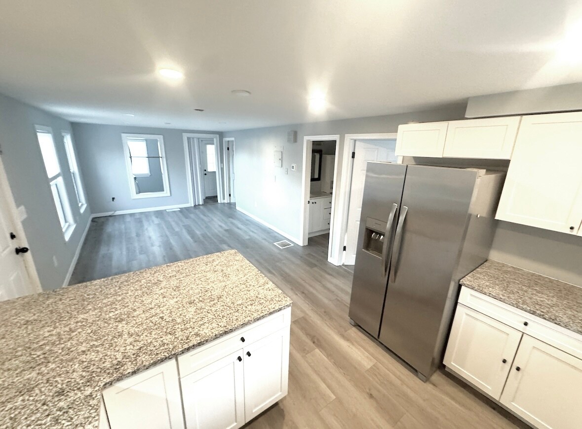 Brand New Fridge w/ Ice Maker & Water Dispenser! - 1392 Candia Rd