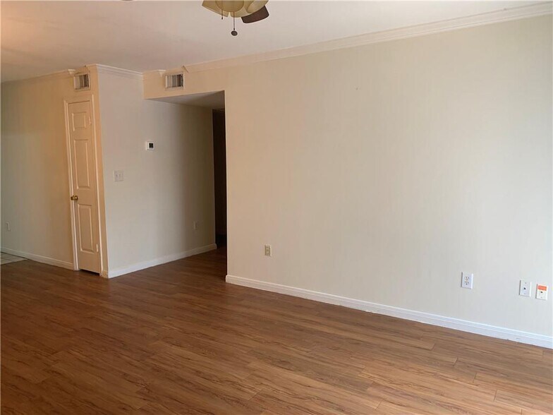 Building Photo - 501 W 26th