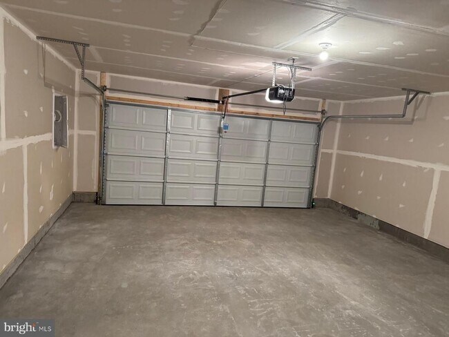 Building Photo - 123 Avery Dr