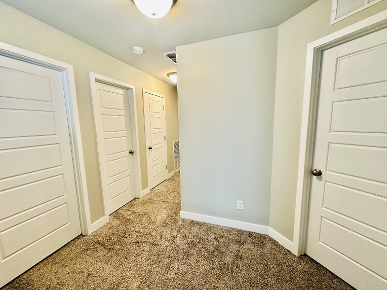 Building Photo - 100 Grand Vista Ct