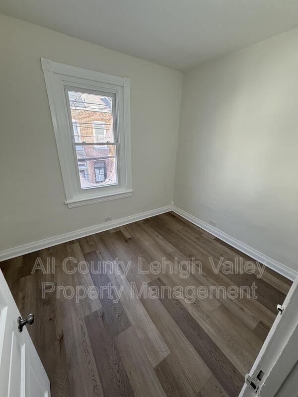 Building Photo - 326 N Fountain St