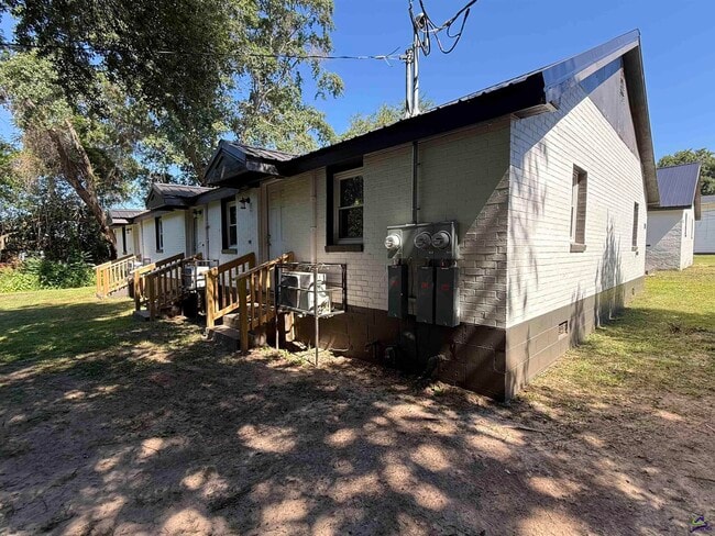 Building Photo - 106 Molette St