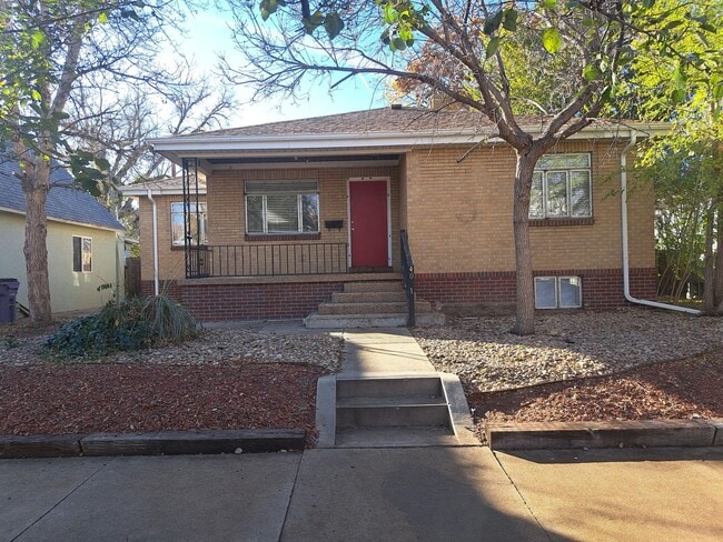 Primary Photo - Spacious Sunnyside Bungalow, Finished Basement, 2-Car Garage
