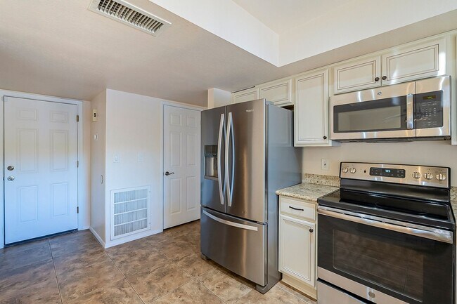 Building Photo - Three Bedrooms & POOL in 85254!