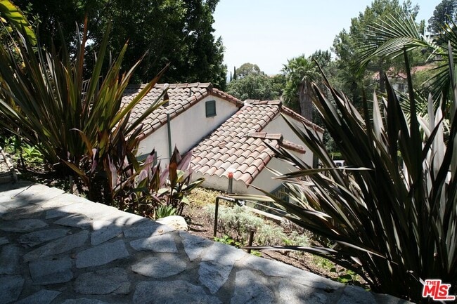 Building Photo - 2243 E Live Oak Dr