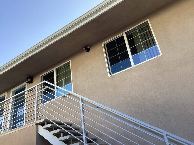 Building Photo - 723 1/2 N Kingsley Dr