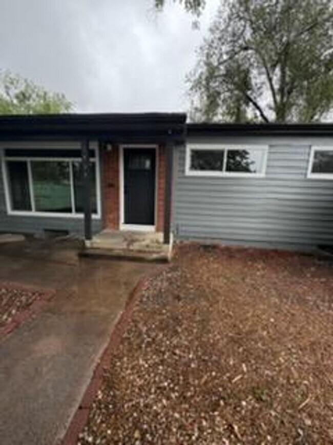 Building Photo - Spacious 5 Bedroom Home Near UNC with Large Yard & Off-Street Parking