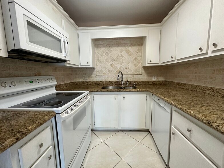 Building Photo - 4158 Inverrary Dr