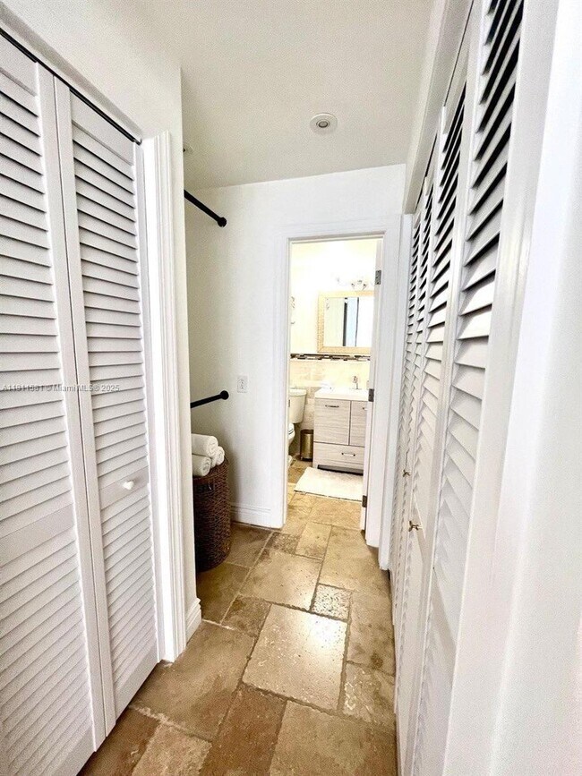 Building Photo - 3505 S Ocean Dr