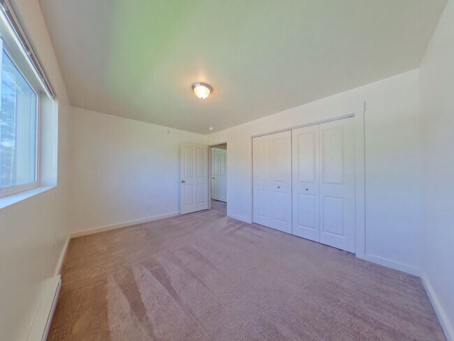 Building Photo - Centrally Located Second Floor 2b w/ Private Deck! Close to MSU & Downtown