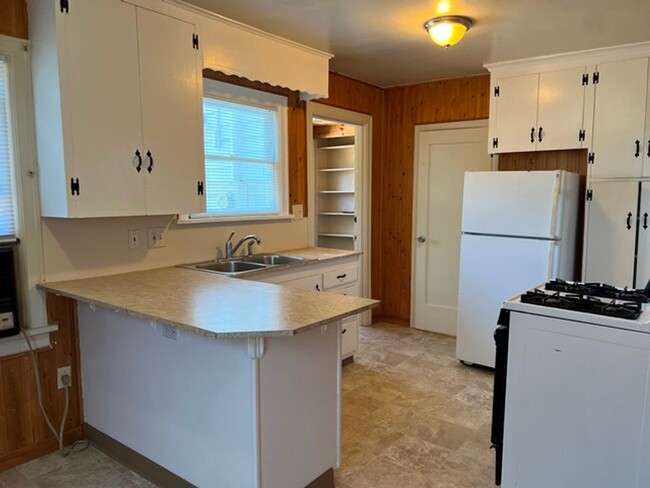 Building Photo - 4Bd/2Ba Two Story House-Available soon