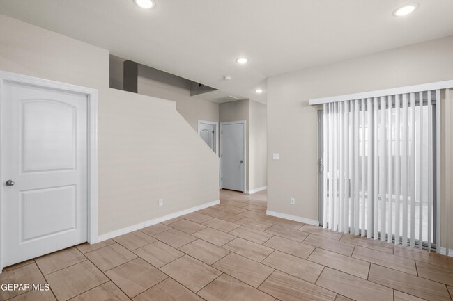 Building Photo - 380 Canyon Vista Dr