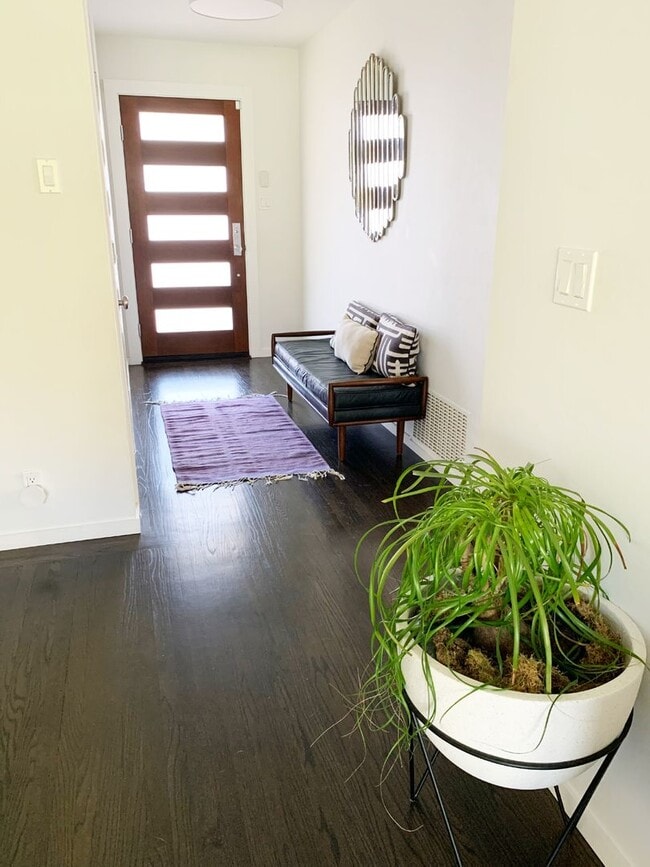 Building Photo - UPDATED THREE BEDROOM TWO BATH ONE-LEVEL EAST CORTE MADERA HOME WITH STUNNING OUTDOOR SPACE