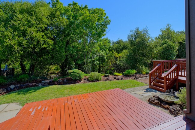 Building Photo - Gorgeous 3 Bedroom with office or separate...