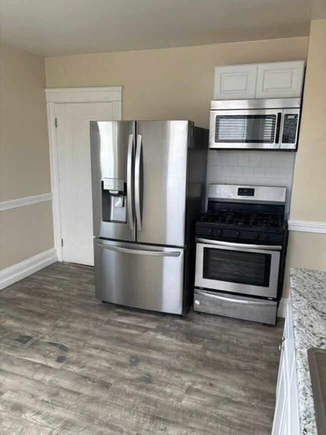 Building Photo - 121 Ledge St