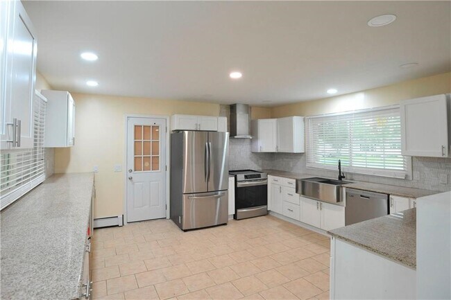 Building Photo - 15 Green Valley Dr