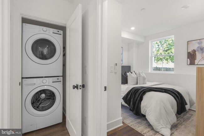 Building Photo - 7037 Ridge Ave