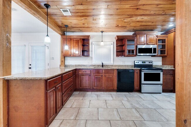 Building Photo - Charming 4 bedroom with Huge Outdoor Works...