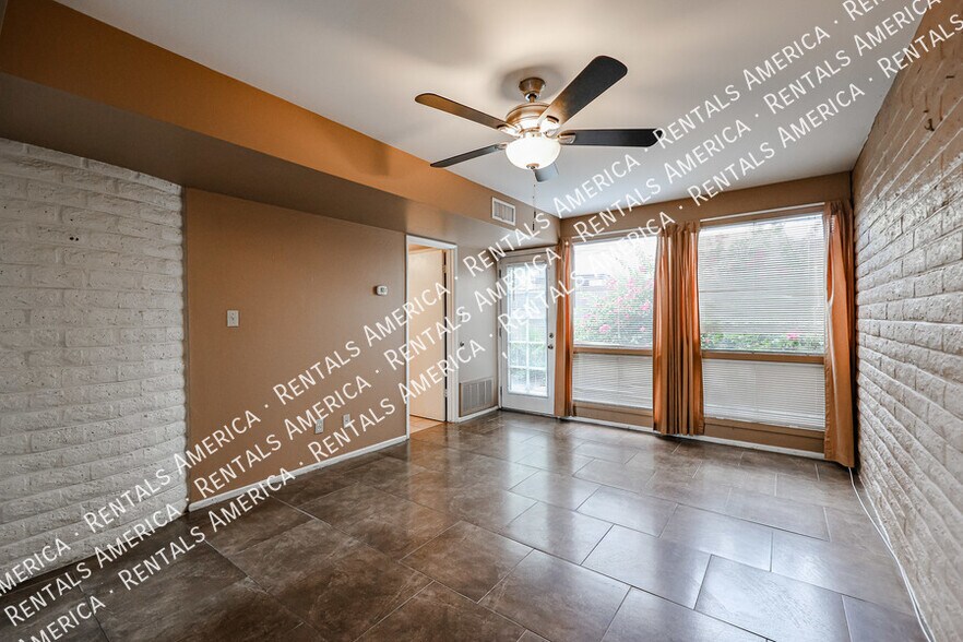 Building Photo - 4820 N Woodmere Fairway