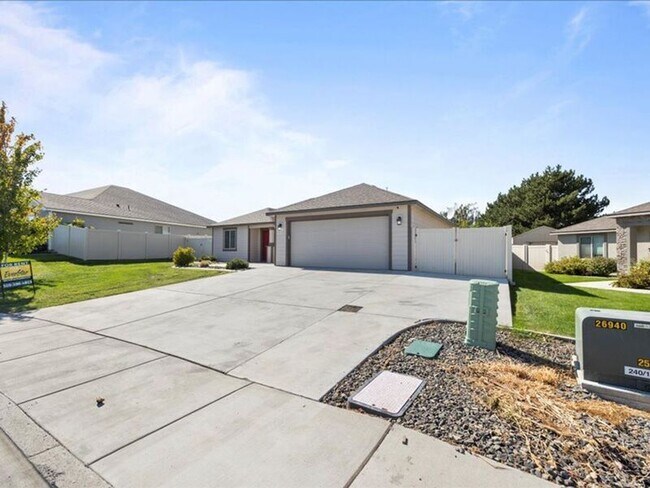 Building Photo - 1016 S Blueberry Pl