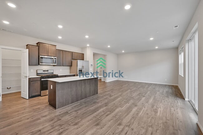 Building Photo - Modern 4-Bedroom Home in Rainier Ridge