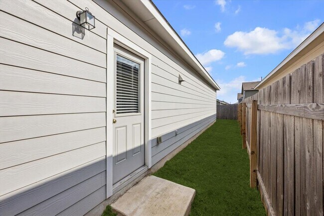 Building Photo - 304 Mica Trl