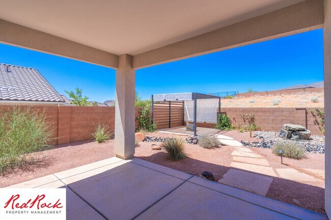 Building Photo - Stunning 4 Bedroom Home. Dog friendly!