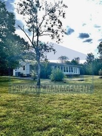 Building Photo - Spacious 3 bedroom, 2 bath home