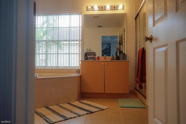 Building Photo - 4 br, 3 bath Townhome - 4253 SW 124th Ter