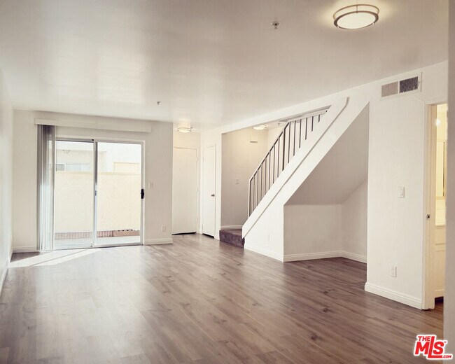 Primary Photo - 16037 Vanowen St