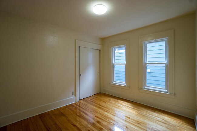 Building Photo - Large Newly Renovated Second Floor Flat Av...