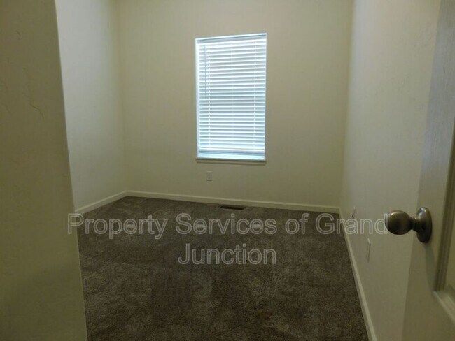 Building Photo - 621 Zenith Ln